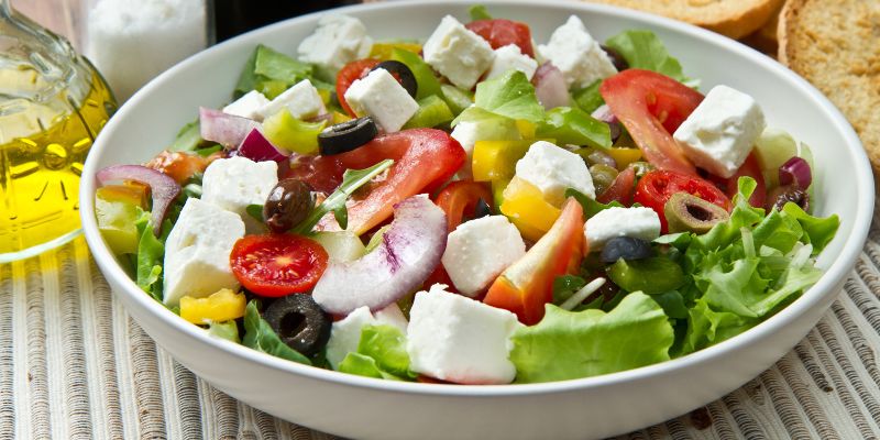 O que você irá precisar para fazer salada grega com queijo minas